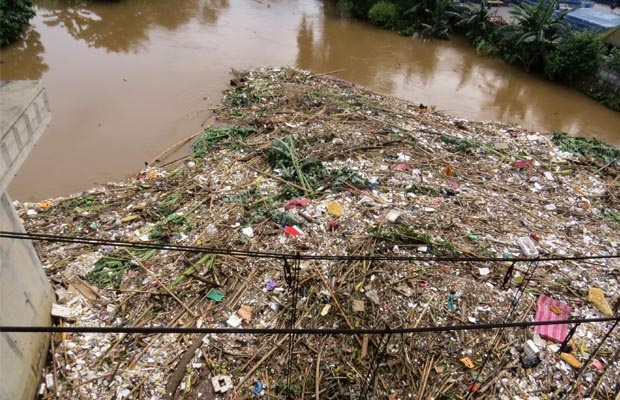 Sungai Ciliwung Kalibata Meluap, Sampah Menumpuk
