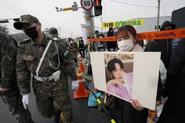 Jin, Anggota K-Pop BTS Memulai Wajib Militer 18 Bulan