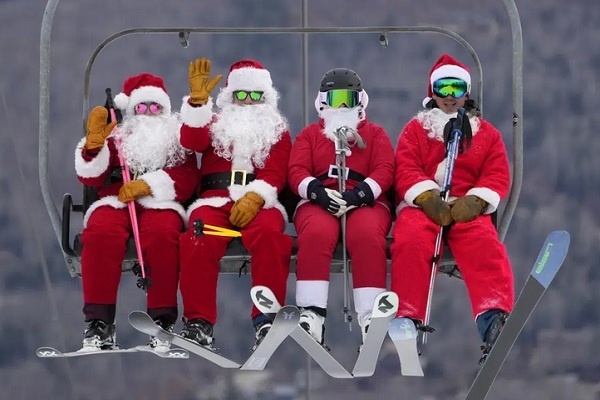 Ratusan Orang Berpakaian Sinterklas Bermain Ski untuk Dana Amal