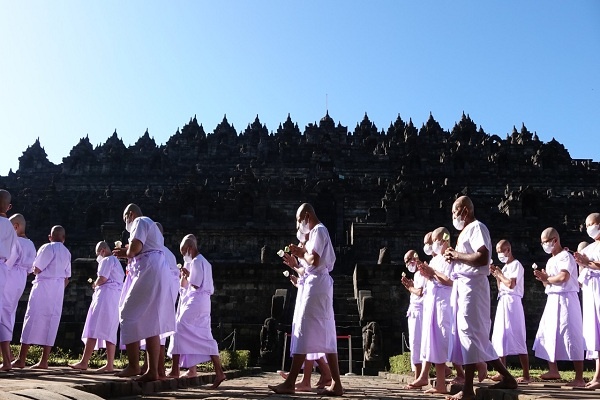 500 Calon Bhikku dari Berbagai Negara Ikuti Latihan di Borobudur