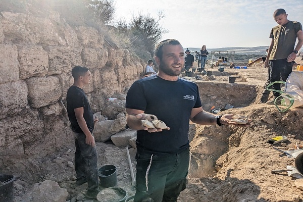 Arkeolog Israel Sedang Menggali Situs Makam “Bidan” Yesus