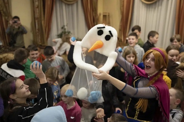Aktor Teater Hibur Anak-Anak Ukraina Atasi Trauma Perang