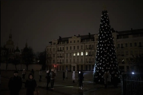 Pohon Natal di Kiev, Ukraina Bernama “Pohon Tak Terkalahkan”
