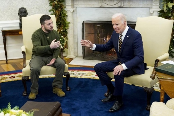 Presiden Ukraina dengan Pakaian Lapangan dalam Kunjungan kenegaraan di AS