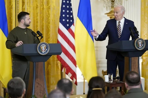 Presiden Ukraina dengan Pakaian Lapangan dalam Kunjungan kenegaraan di AS