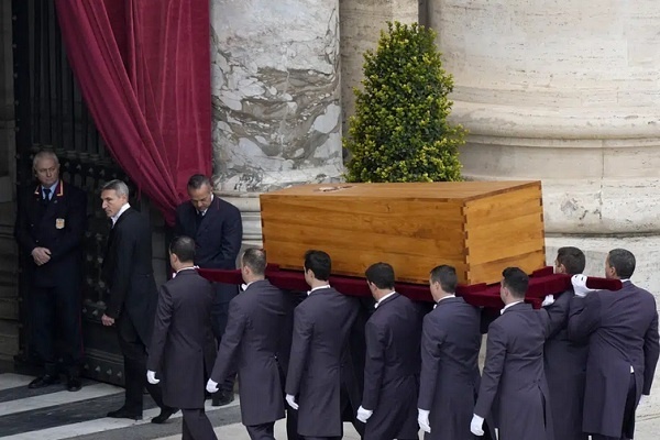 Pemakaman Benediktus Sederhana Seperti Permintaaannya