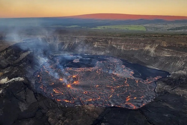 Gunung Kilauea di Hawaii Meletus, Menyajikan Pemandangan Yang Spektakuler