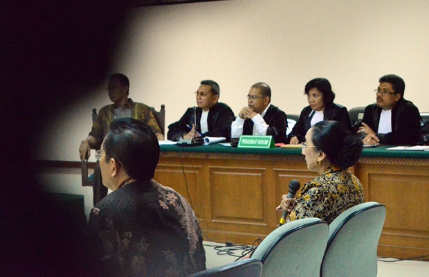 Hakim Konstitusi Maria Farida Indrati Jadi Saksi Terdakwa Cornelis Nalau dan Hambit Bintih
