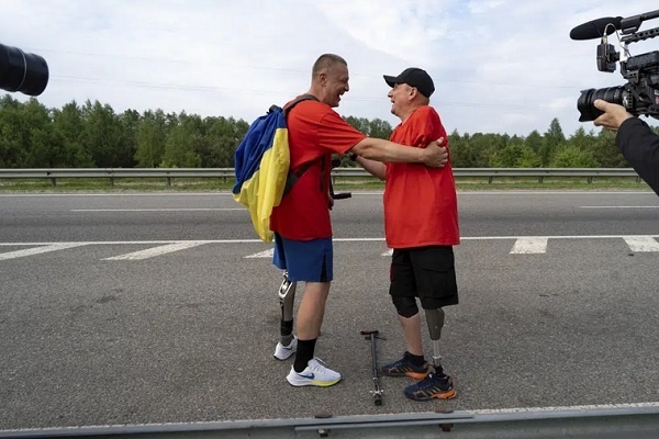 Dua Veteran Cacat Perang Ukraina Berjalan Kaki Kumpulkan Dana untuk Rumah Sakit Militer