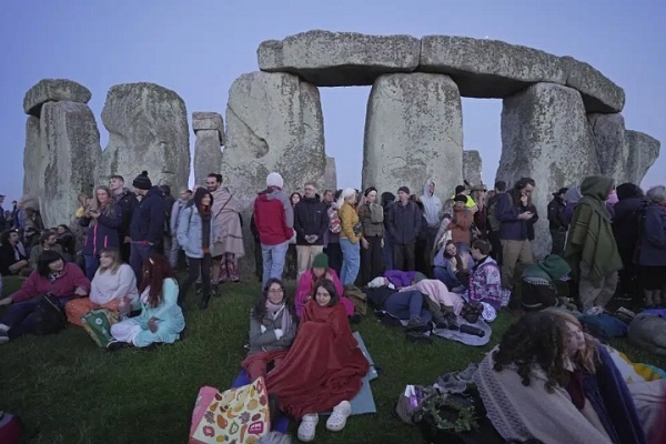 Inggris: Orang-orang Rayakan Matahari Terbit di Situs Stonehenge