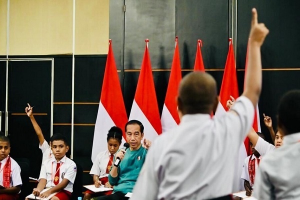 Jokowi dan Anak-anak Papua, Ditanya Mengapa Ibu Kota Tidak Dipindah ke Papua