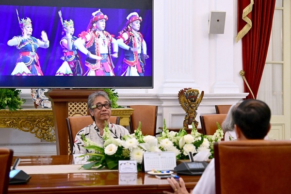 Butet Kartaredjasa Presentasi “Tari Nusantara Etam” kepada Presiden Jokowi