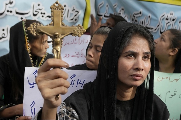 Pakistan: 129 Orang Ditangkap Pasca Kerusuhan dan Perusakan Belasan Gereja