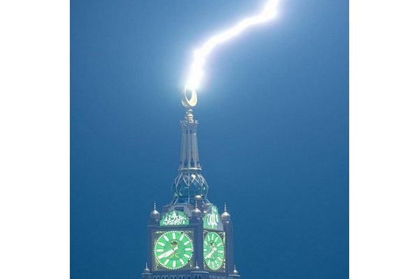 Menara Jam di Mekkah, Arab Saudi, Disambar Petir