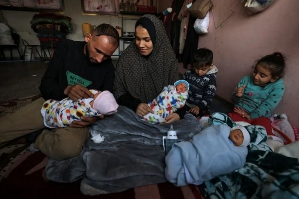 Perempuan Palestina Melahirkan Kembar Empat di Tengah Perang di Gaza