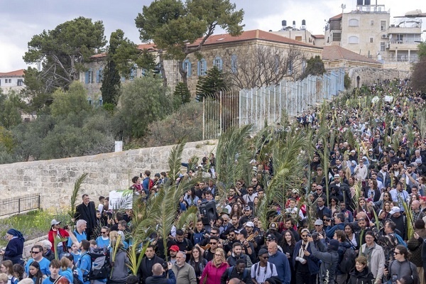 Ribuan Umat Kristen Hadiri Perayaan Minggu Palma di Yerusalem 