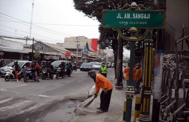Bersih-bersih Massal Abu Vulkanik di Kota Yogyakarta