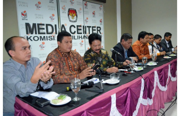 Diskusi Membahas Kesiapan Pemerintah dalam Menghadapi Pemilu 2014