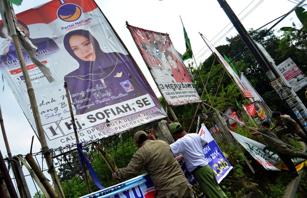 Satpol PP Kota Depok Bersihkan Ratusan Alat Peraga Caleg