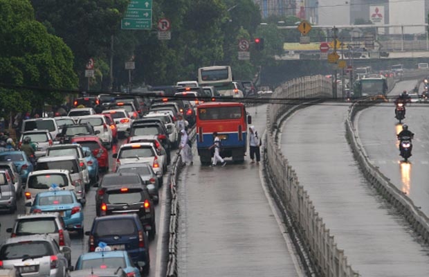 Jakarta Diguyur Hujan, Lalu Lintas Tersendat