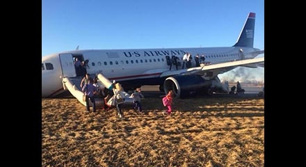 Penumpang Buat Foto Selfie Setelah Dievakuasi dari Pesawat US Airways 1702 yang Jatuh