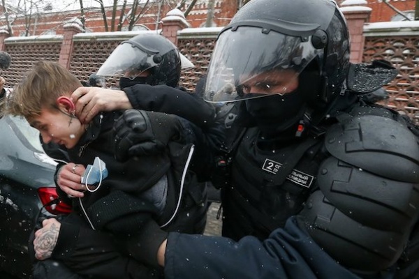Demontrasi di Rusia Menantang Penahanan Tokoh Oposisi