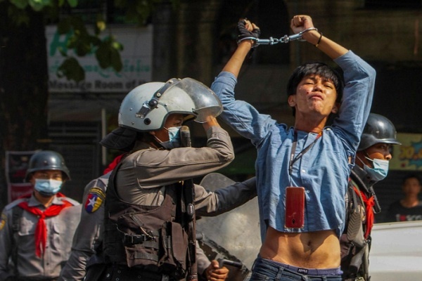 Polisi Myanmar Bubarkan Demonstrasi, Seorang Terbunuh