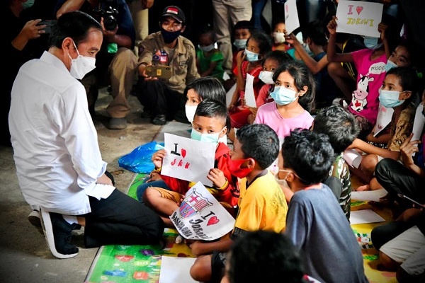Jokowi dan Anak-anak Korban Siklon Tropis Seroja di NTT