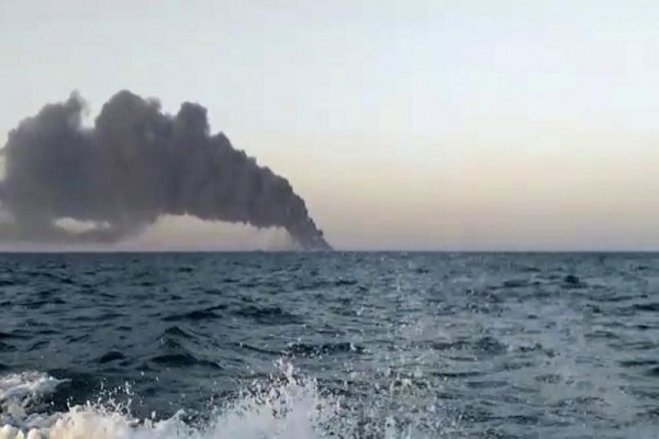 Kapal Perang Iran Terbakar dan Tenggelam di Teluk Oman