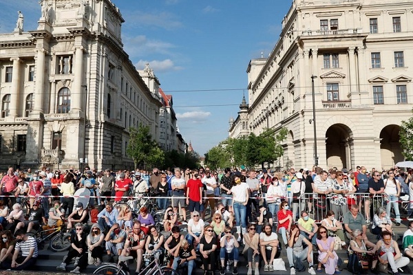 Hongaria: Ribuan Protes Rencana Pendirian Universitas China di Budapest
