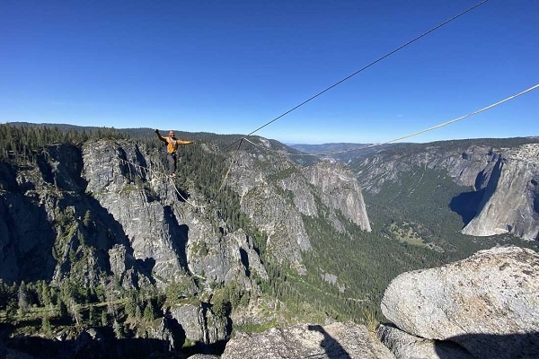 Dua Bersaudara Meniti “Highline” 853 Meter di Taman Nasional Yosemite