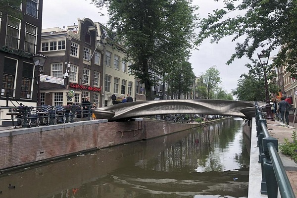 Ratu Belanda Resmikan Jembatan Yang Dibuat dengan Cetak 3D