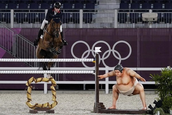 Ada Apa dengan Dekorasi Pegulat Sumo di Cabang Berkuda Olimpiade?