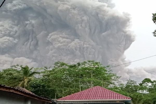 Gunung Semeru di Jawa Timur Meletus