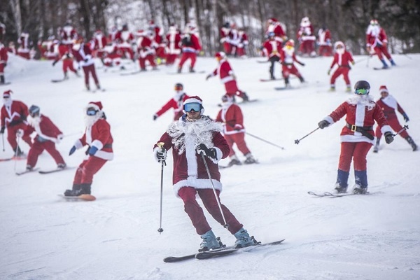 Santa Bermain Ski untuk Dana Amal