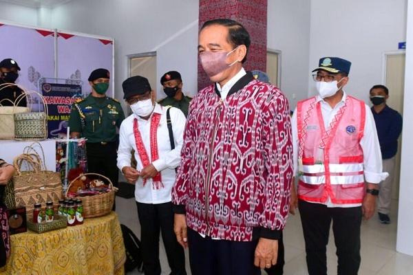 Jokowi Beli Jaket dari Kain Tenun Dayak Sintang