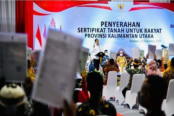 Jokowi Serahkan Sertifikat Tanah Warga Bulungan dan Tarakan, Kaltara