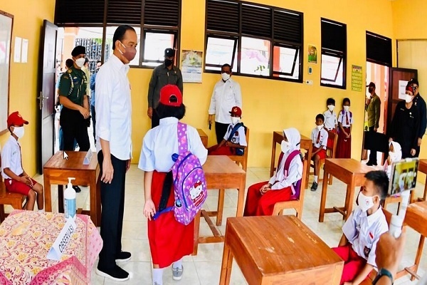 Kunjungi Jateng, Jokowi Tinjau Vaksinasi Anak, Resmikan Bendungan dan Pasar