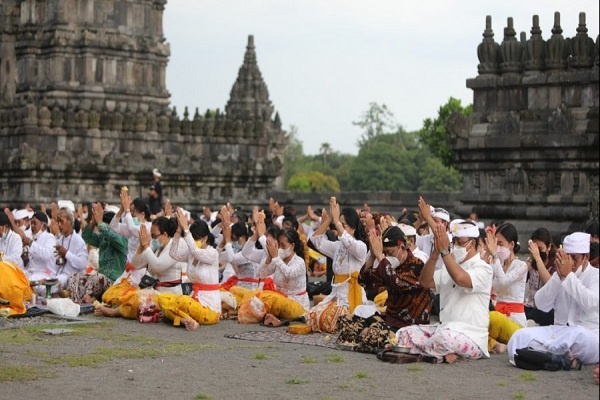 Umat Hindu Selenggarakan Upacara Angayubagia di Candi Prambanan