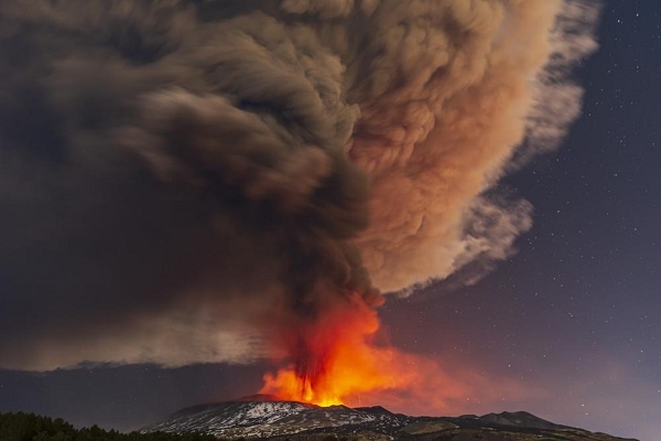 Petir Vulkanik Terjadi Ketika Gunung Etna di Italia Meletus