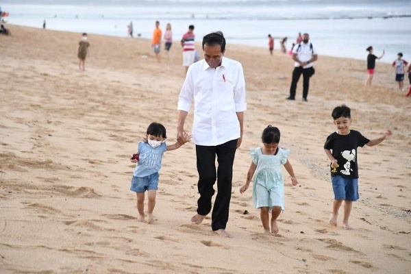 Jokowi, Istri dan Cucu Berwisata di Pantai Nusa Dua, Bali