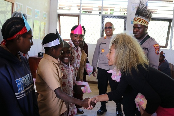 Olvah Alhamid dan Tim Operasi Damai Cartenz Kunjungi Intan Jaya, Papua