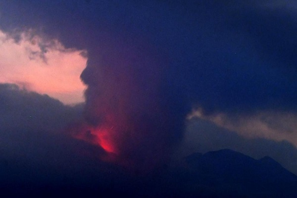 Gunung Api Sakurajima di Jepang Meletus