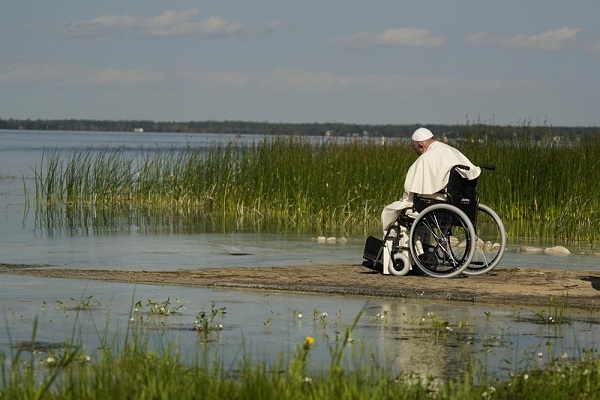 Paus Fransiskus Berdoa untuk Pemulihan di Tepi Danau di Kanada