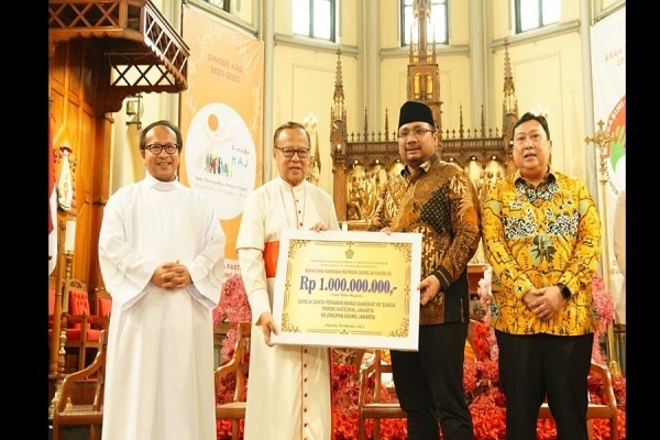 Menag Serahkan Bantuan Rp1 Miliar untuk Katedral Jakarta