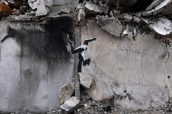 Karya Seniman Grafiti, Banksi, Tampil di Bangunan Yang Rusak Dibom Rusia