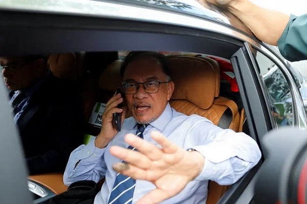 Siapa PM Malaysia: Anwar Ibrahim atau Muhyiddin Yassin?