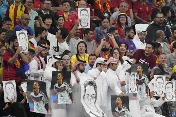 Pendukung Qatar Balas Jerman dengan Tampilkan Foto Ozil dan Tutup Mulut