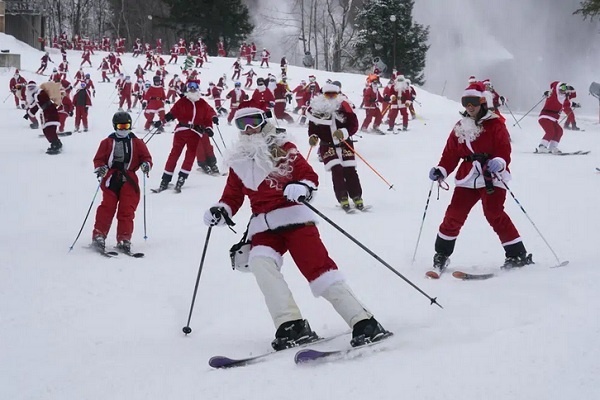 Ratusan Orang Berpakaian Sinterklas Bermain Ski untuk Dana Amal