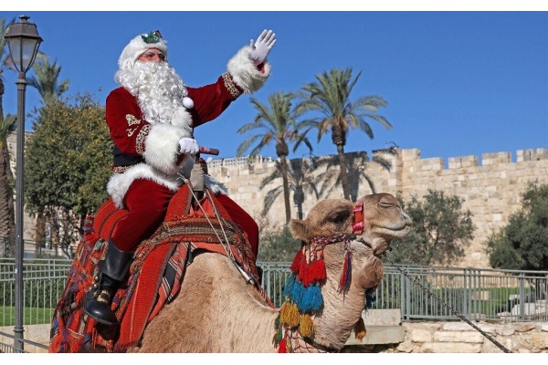 Mantan Pemain Basket Palestina Jadi Sinterklas di Yerusalem